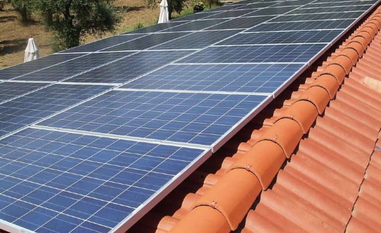 montaż paneli fotowoltaicznych do dachówki