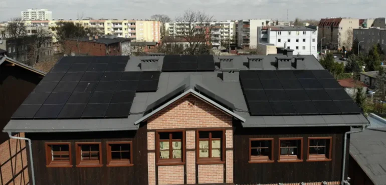 Instalacja fotowoltaiczna na dachu w Toruniu
