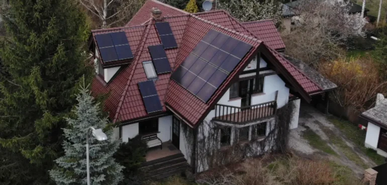 Panele fotowoltaiczne na dachu domu jednorodzinnego w Bobrowcu