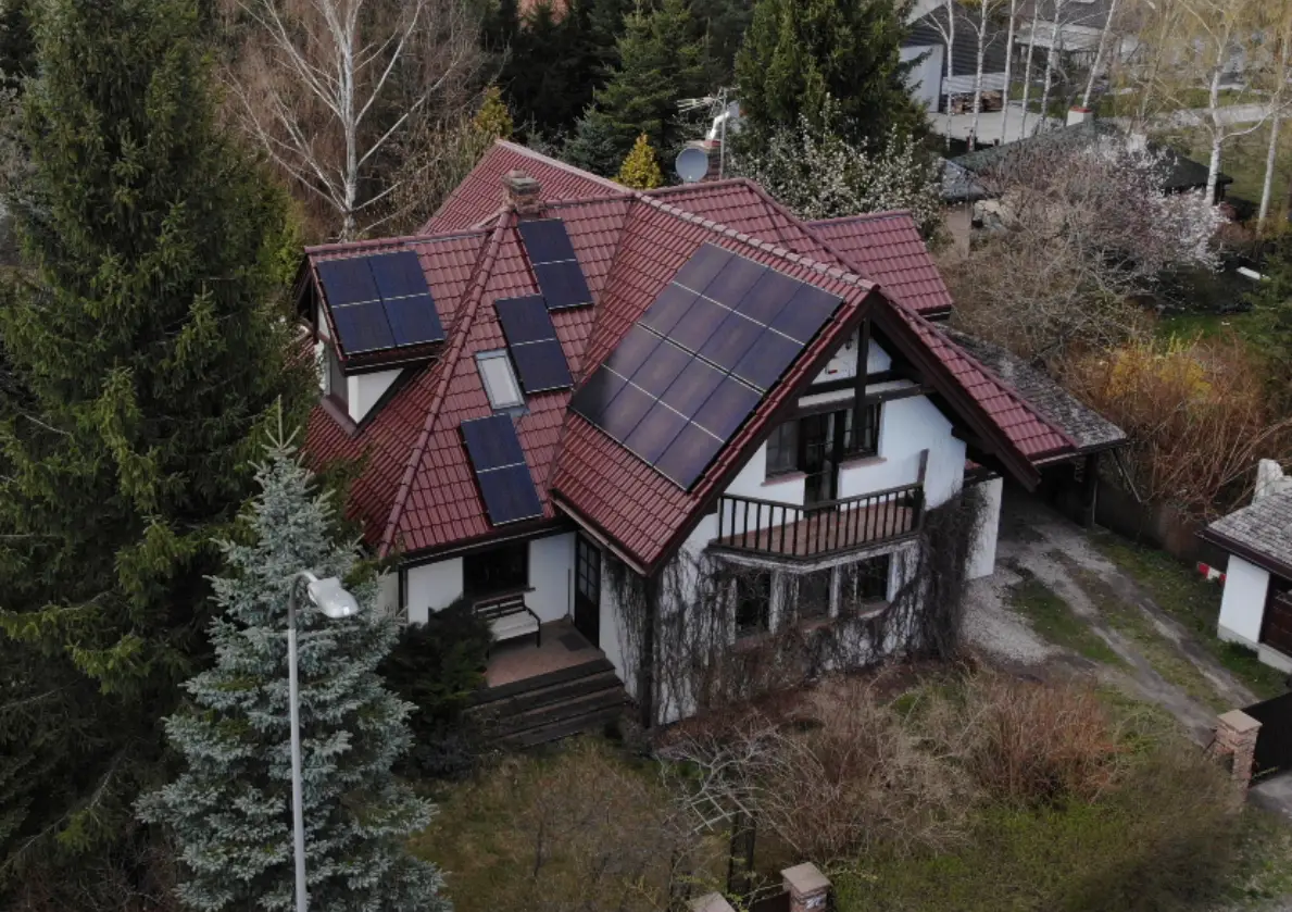 Panele fotowoltaiczne na dachu domu jednorodzinnego w Bobrowcu