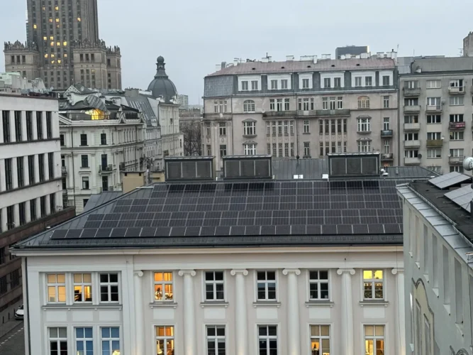 Fotowoltaika Warszawa na dachu budynku urzędu miasta