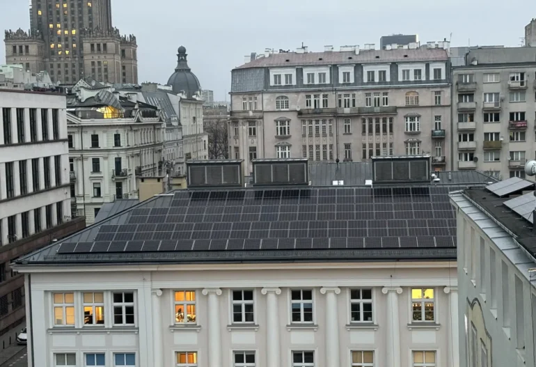 Fotowoltaika Warszawa na dachu budynku urzędu miasta