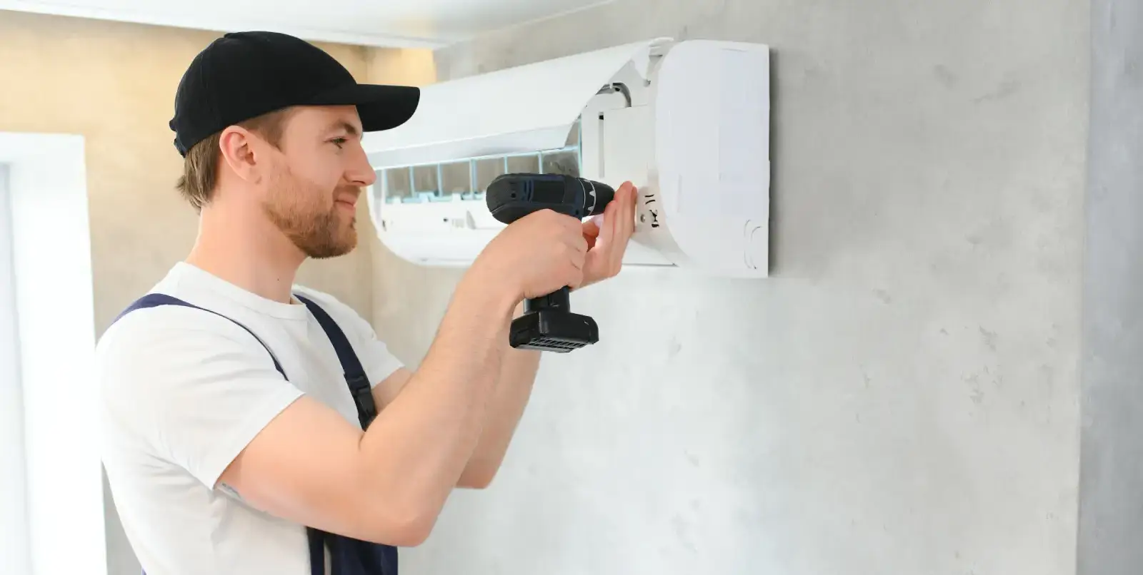 Proces montażu klimatyzacji split - instalacja jednostki zewnętrznej i wewnętrznej