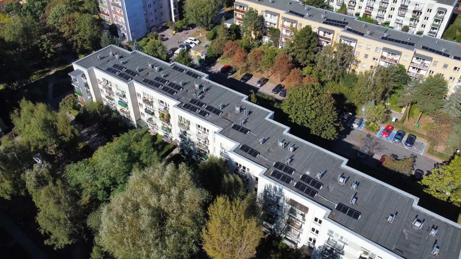 Panele fotowoltaiczne na dachu bloku wielorodzinnego Panele fotowoltaiczne na dachu bloku wielorodzinnego