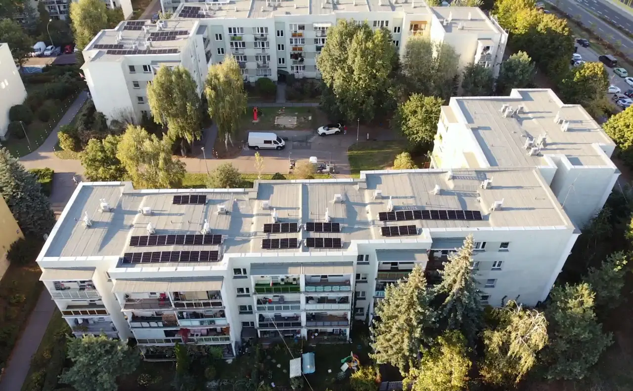 Instalacja paneli fotowoltaicznych na dachu wielopiętrowego budynku spółdzielni mieszkaniowej