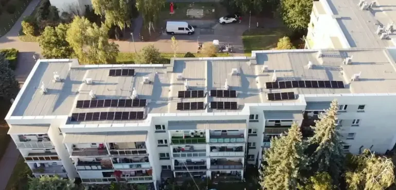 Montaż fotowoltaiki do CWU w Warszawie – realizacja dla spółdzielni mieszkaniowej