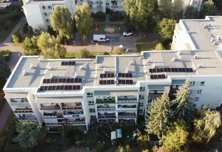 Montaż fotowoltaiki do CWU w Warszawie – realizacja dla spółdzielni mieszkaniowej