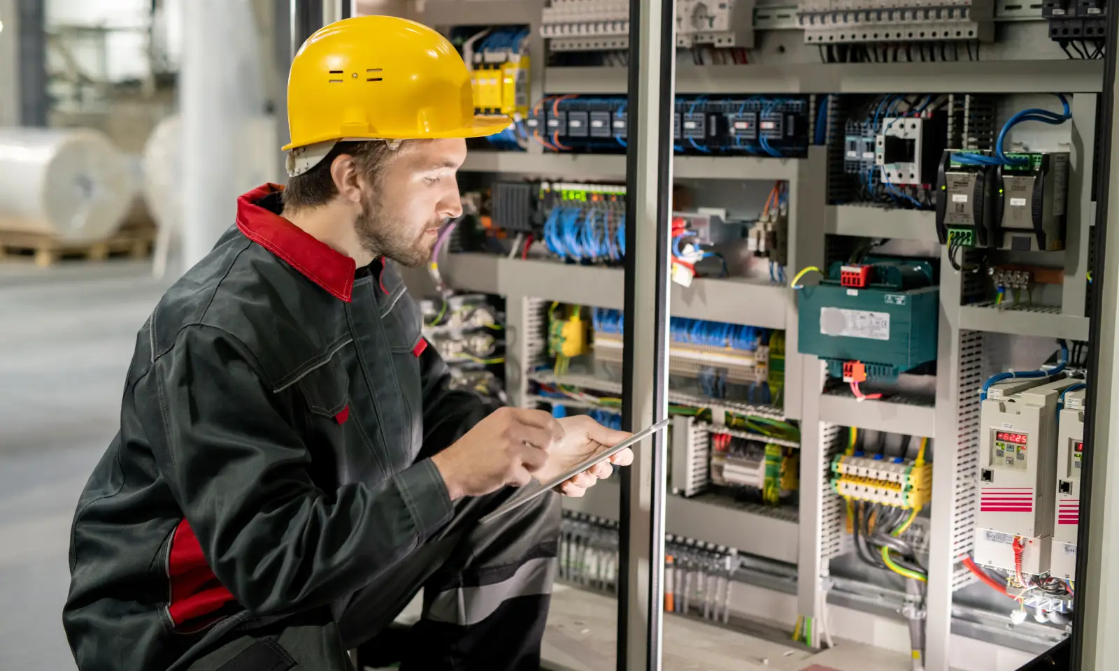 Kompensacja mocy biernej – system poprawy współczynnika mocy i redukcji kosztów energii w firmie