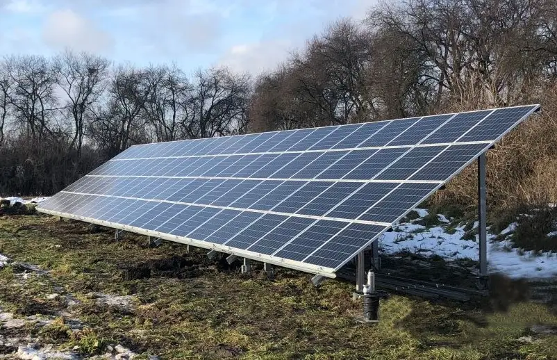 Panele fotowoltaiczne na gruncie zamontowane na konstrukcji stalowej